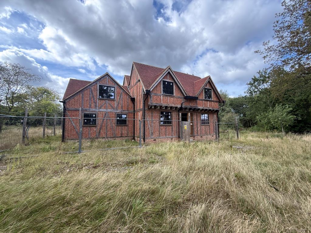 Lot: 135 - TUDOR STYLE HOUSE IN NEED OF COMPLETION OCCUPYING OVER TWO ACRES - Front aspect of property